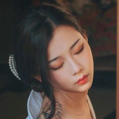 拿相机的执义